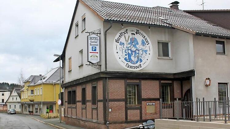 Dort, wo einst ein Treffpunkt für die Bevölkerung war, wird nun nach der Schließung von Mode-Sport Scherbel eine Leere zu verzeichnen sein. Von vorne: das ehemalige Hotel Hansveit, Mode Sport Scherbel und das ehemalige Drogerie- und Lebensmittelgeschäft Frauenhofer. Foto: Veronika Schadeck