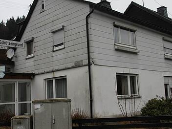 Die Gemeinde Pressig will das "Bauer-Anwesen" in Förtschendorf kaufen und wegreißen. Allerdings ist dies an eine Bedingung geknüpft. Foto: Veronika Schadeck