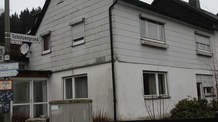 Die Gemeinde Pressig will das "Bauer-Anwesen" in Förtschendorf kaufen und wegreißen. Allerdings ist dies an eine Bedingung geknüpft. Foto: Veronika Schadeck