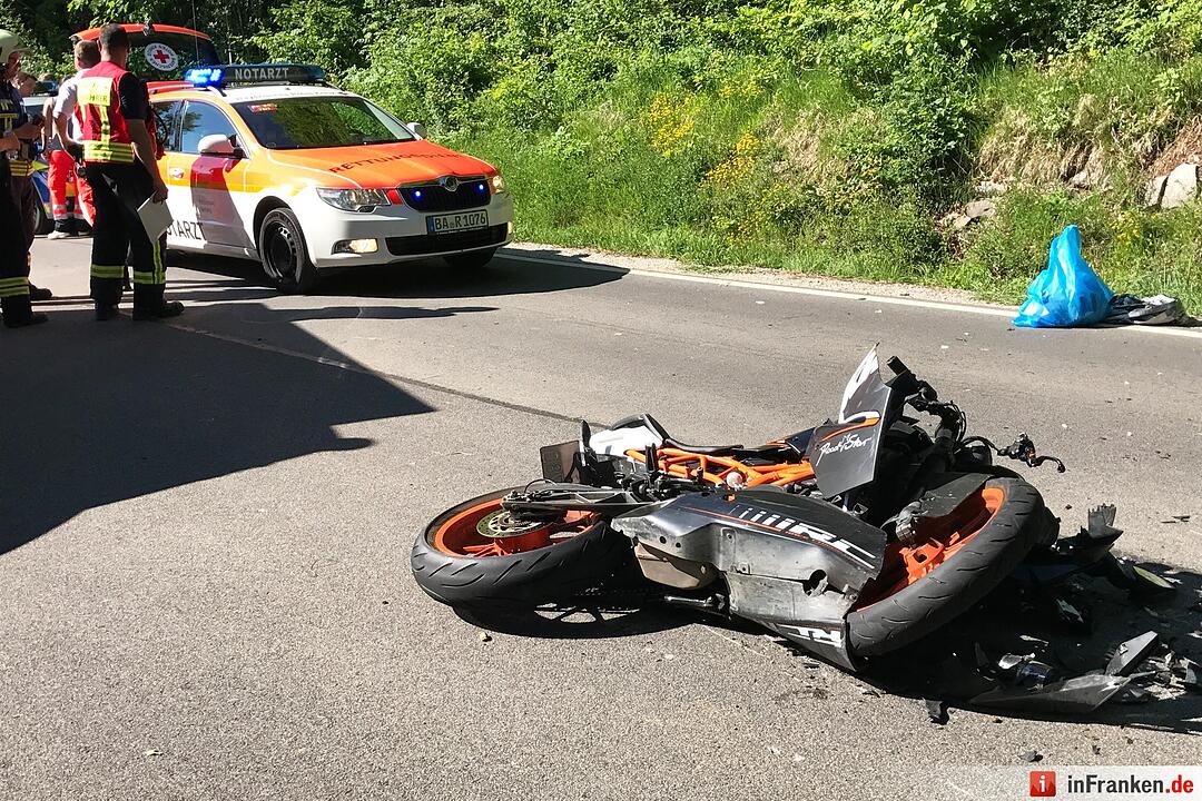 Kreis Bamberg: 17-jähriger Motorradfahrer fährt auf Traktor auf und wird schwer verletzt