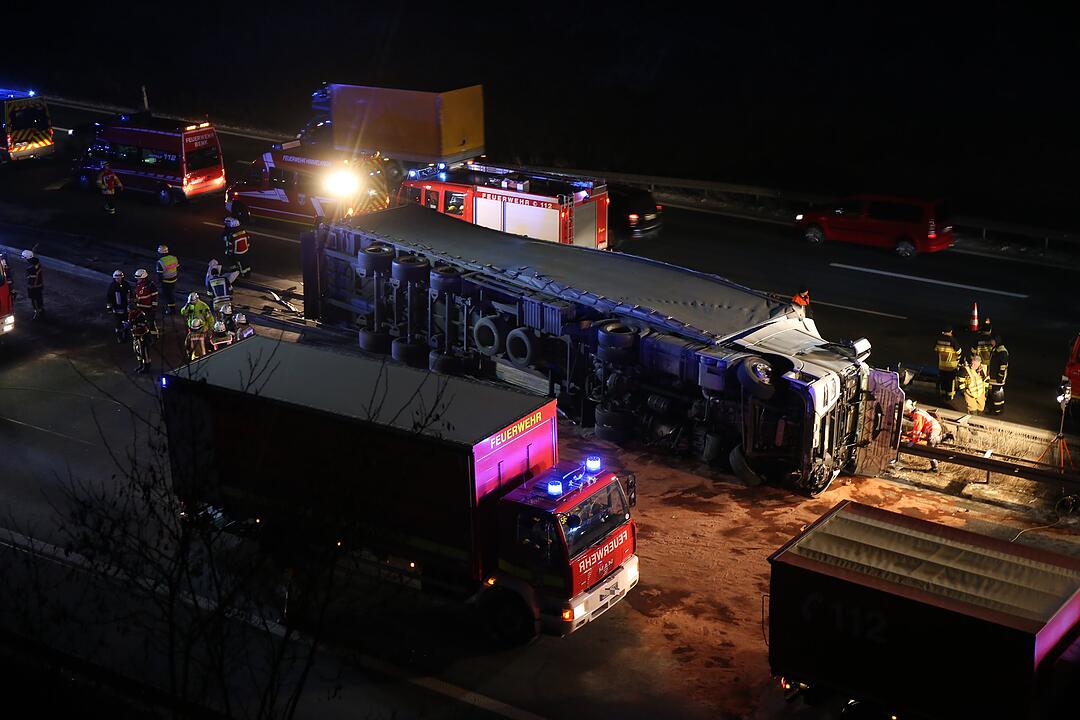 Tödlicher Lkw-Crash auf der A9: Lastkraftwagen kracht in Leitplanke