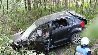 A73: Auto überschlägt sich und fällt Abhang runter18 19:06