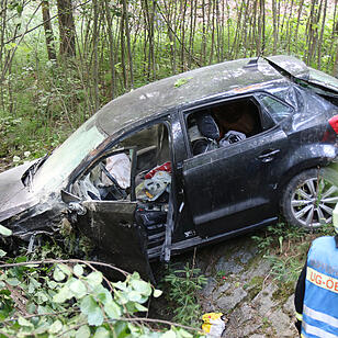 A73: Auto überschlägt sich und fällt Abhang runter18 19:06