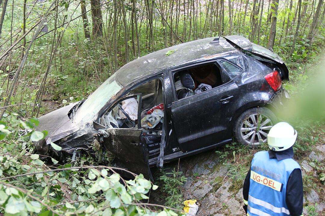 A73: Auto überschlägt sich und fällt Abhang runter18 19:06