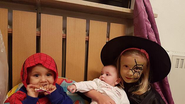 Verkleiden ist das Gr&ouml;&szlig;te f&uuml;r den zweij&auml;hrigen  Elias (links) und die achtj&auml;hrige Emilia: Neben den S&uuml;&szlig;igkeiten gef&auml;llt ihnen das an Halloween am meisten.  Ihre kleine Schwester Anna, muss mir ihren vier Monaten noch etwas warten. Foto: Katharina Langguth.