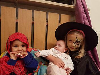 Verkleiden ist das Gr&ouml;&szlig;te f&uuml;r den zweij&auml;hrigen  Elias (links) und die achtj&auml;hrige Emilia: Neben den S&uuml;&szlig;igkeiten gef&auml;llt ihnen das an Halloween am meisten.  Ihre kleine Schwester Anna, muss mir ihren vier Monaten noch etwas warten. Foto: Katharina Langguth.