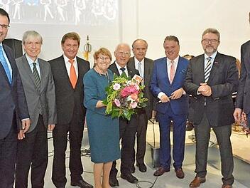 Die Zahl der Gratulanten war groß: (von links) MdL Martin Schöffel, Regierungsvizepräsident Thomas Engel, MdL Rainer Ludwig, Ursula und Hans Schwender, Hans-Albert Ruckdeschel, Landrat Klaus Peter Söllner, HWK-Präsident Thomas Zimmer und Bürgermeister Martin Bernreuther  Foto: privat