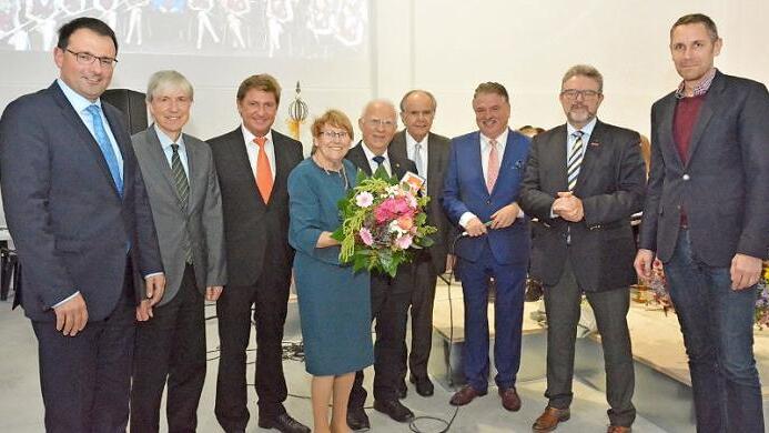 Die Zahl der Gratulanten war groß: (von links) MdL Martin Schöffel, Regierungsvizepräsident Thomas Engel, MdL Rainer Ludwig, Ursula und Hans Schwender, Hans-Albert Ruckdeschel, Landrat Klaus Peter Söllner, HWK-Präsident Thomas Zimmer und Bürgermeister Martin Bernreuther  Foto: privat