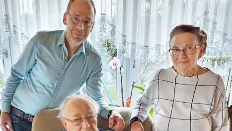 Heinrich Herbst (Mitte) mit Sohn J&uuml;rgen und Ehefrau Betty Foto: C. Schwind