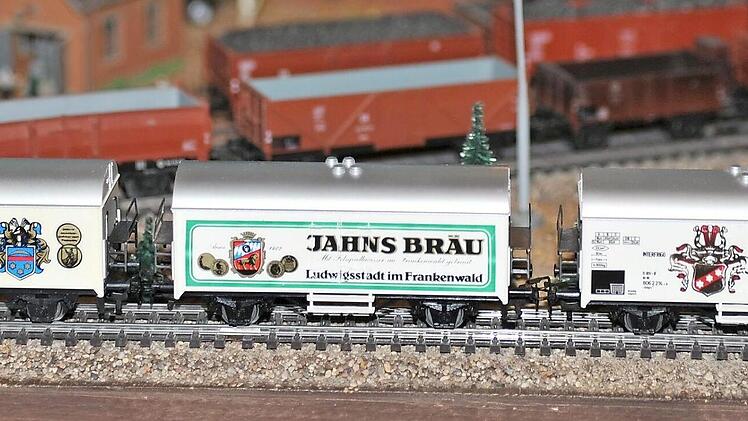 Längst nicht mehr real existierende Brauereien im Landkreis Kronach auf der Modelleisenbahn; von links Leiner-Bräu Förtschendorf, Jahns-Bräu Ludwigsstadt, Künzel-Bräu Oberrodach.