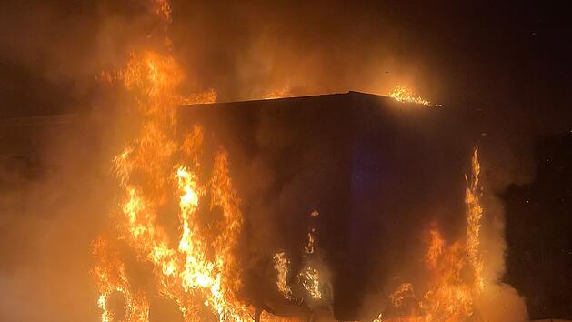 LKW geht auf A7 im Kreis Kitzingen in Flammen auf