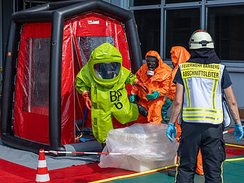 Bamberg: Säureaustritt in Gewerbebetrieb - Feuerwehr rückt in Schutzanzügen an