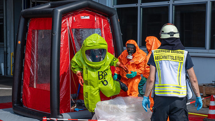 200 Liter Salzsäure ausgelaufen: Gefahrgut Einsatz für die Feuerwehr