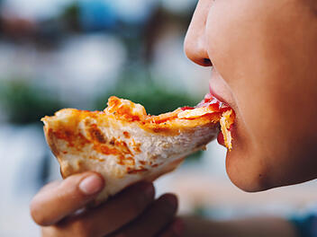 Pizza, Salamipizza, Pizza essen