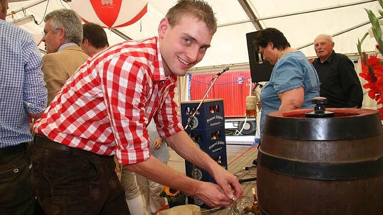 Mario M&uuml;nch zapft das von ihm gebraute Jubil&auml;umsbier an. Das Experiment ist gegl&uuml;ckt, sind sich die Probanden nach dem ersten Schluck einig.