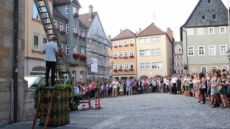 Auf einem hohen Holzpult spricht der Redner zur Festgemeinde.