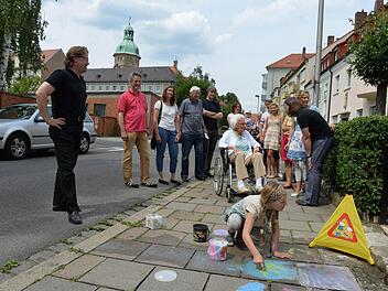 Bewohner der Küchelstraße einschließlich Alt-Bürgermeister Grafberger (Vierter von links) beim Ortstermin mit dem FT. Alle Fotos: Ronald Rinklef