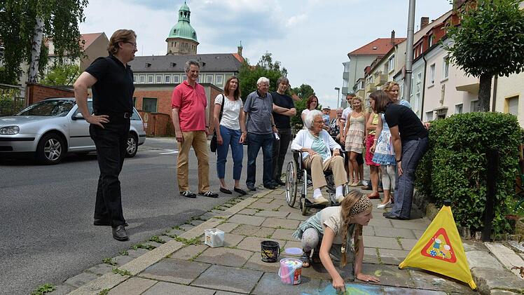 Bewohner der Küchelstraße einschließlich Alt-Bürgermeister Grafberger (Vierter von links) beim Ortstermin mit dem FT. Alle Fotos: Ronald Rinklef