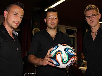 Spielführer Christian Schrüfer freut sich mit seinen Teamkollegen über den Aufstieg. Als Geschenke bekamen sie zahlreiche Spenden aber auch mehrere "Brazuca"-Bälle. Foto: Katharina Müller-Sanke