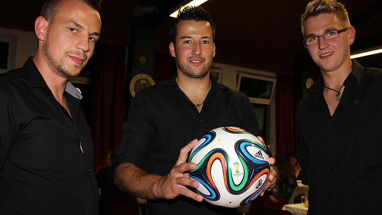 Spielführer Christian Schrüfer freut sich mit seinen Teamkollegen über den Aufstieg. Als Geschenke bekamen sie zahlreiche Spenden aber auch mehrere "Brazuca"-Bälle. Foto: Katharina Müller-Sanke