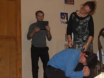 Die Ebenhäuser Theatergruppe "Vorhang auf" überzeugte mit ihrer Komödie "Ein heißes Jubiläum": Auf Knien hält Karl Maier (Holger Zwirlein) nach 25 Jahren Ehe ohne Trauschein erneut um die Hand seiner Martha (Gudrun Schaller) an. Fotos: Stefan Geiger