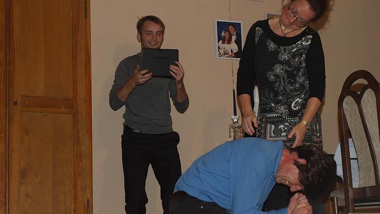 Die Ebenhäuser Theatergruppe "Vorhang auf" überzeugte mit ihrer Komödie "Ein heißes Jubiläum": Auf Knien hält Karl Maier (Holger Zwirlein) nach 25 Jahren Ehe ohne Trauschein erneut um die Hand seiner Martha (Gudrun Schaller) an. Fotos: Stefan Geiger