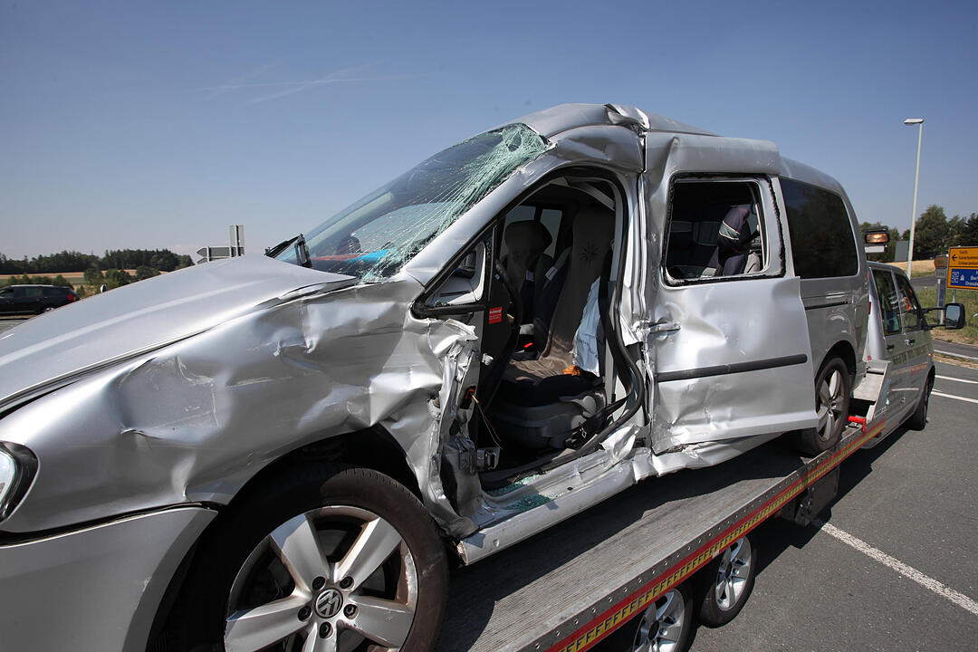 Lkw kracht in abbiegenden Familienwagen - Vier Verletzte