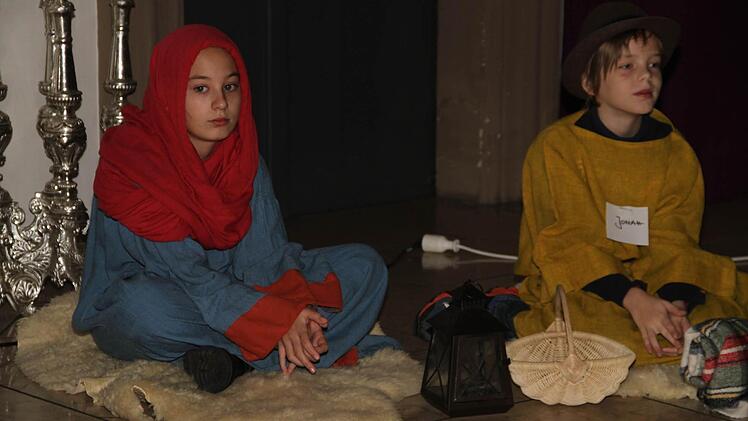 Klara Klostermann (links) spielt in diesem Jahr die Maria, Jonah Albert (rechts) den Josef. Foto: Gerda Völk