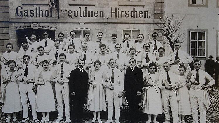 Ein Verein stellt sich etwa um 1920 vor dem Gasthof "Goldener Hirsch" zu einem Erinnerungsfoto - welcher Verein, ist bislang noch ungeklärt.