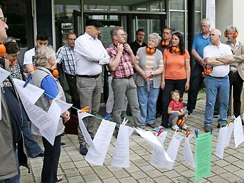 Sie haben Unterschriften in Eggolsheim gesammelt und nun einen Antrag an den Gemeinderat gestellt, sich für mehr Lärmschutz an der Bahn einzusetzen. Foto: Sylvia Hubele