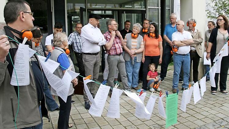 Sie haben Unterschriften in Eggolsheim gesammelt und nun einen Antrag an den Gemeinderat gestellt, sich für mehr Lärmschutz an der Bahn einzusetzen. Foto: Sylvia Hubele