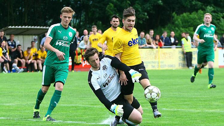 Kein Elfmeter. Der Stadtsteinacher Jakob Dusek hatte schon in der 6. Minute eine Gro&szlig;chance, doch der Neudrossenfelder Torwart Tobias Obwandner schritt noch entscheidend ein. Foto: Monika Limmer