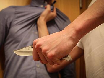 Ein 26-jähriger Kulmbacher ist am Sonntagabend von einem 25-Jährigen niedergestochen worden. Die Kriminalpolizei ermittelt wegen versuchten Mordes. Symbolfoto: Christopher Schulz