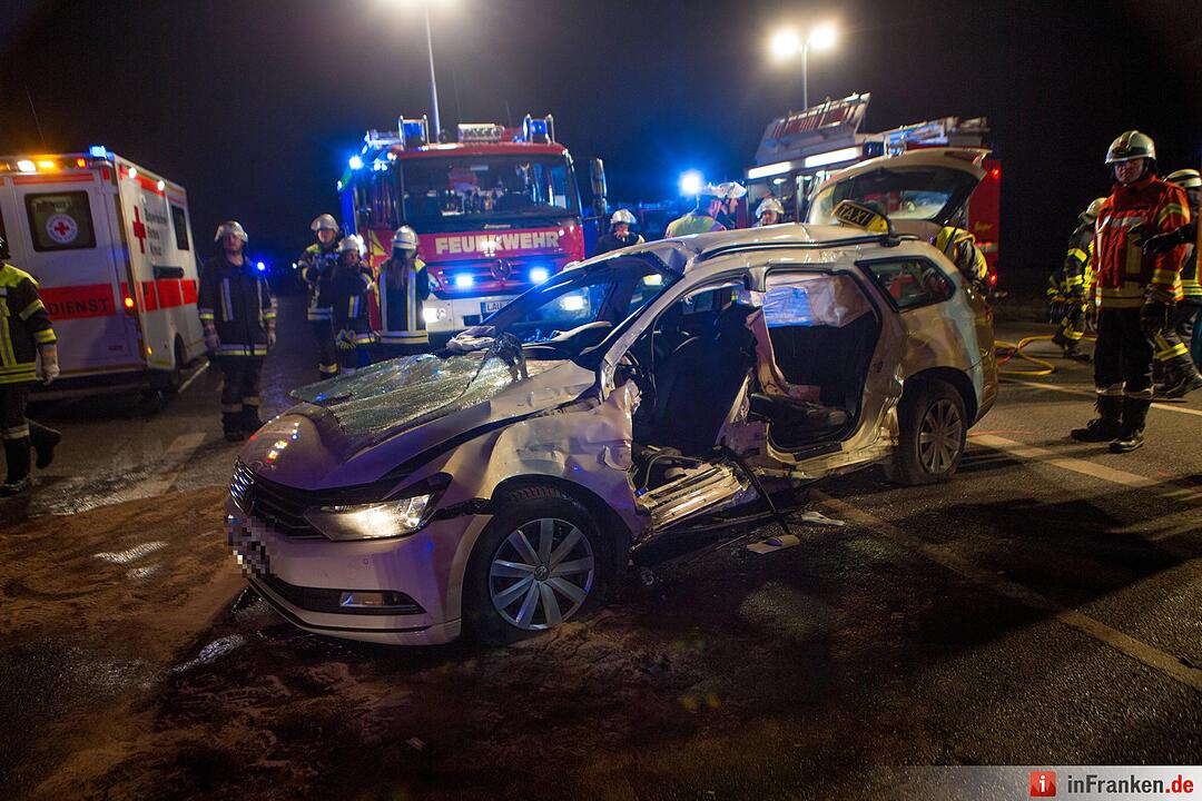 Beim Abbiegen übersehen – Winterdienstfahrzeug und Taxi kollidieren