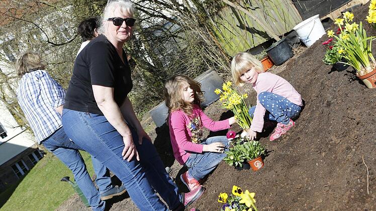 Blumen pflanzen mit den Garten- und Blumenfreunden Katschenreuth-Frankenberg Foto: Matthias Hoch