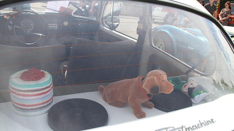 Wackeldackel und umhäkelte Klorolle auf der Hutablage