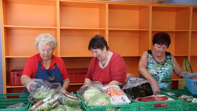 Elsa Ohnem&uuml;ller, Elfriede H&ouml;hn und Marga Schramm (von links), sortieren die Ware, die die ehrenamtlichen Fahrer anlieferen, und bereiten den Verkaufraum f&uuml;r den Ausgabetag vor.Foto: Katrin Geyer