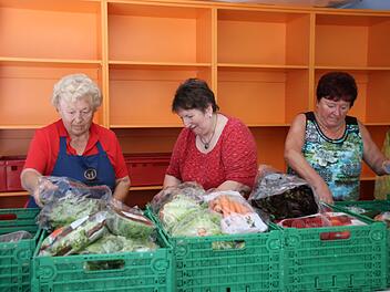 Elsa Ohnemüller, Elfriede Höhn und Marga Schramm (von links), sortieren die Ware, die die ehrenamtlichen Fahrer anlieferen, und bereiten den Verkaufraum für den Ausgabetag vor.Foto: Katrin Geyer