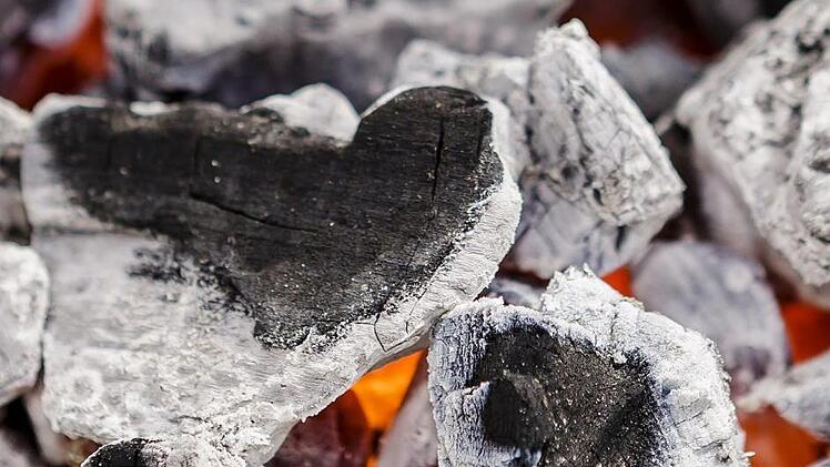 Im Kreis Kitzingen wurde eine junge Frau schwer verletzt, nachdem ein 27-J&auml;hriger Anz&uuml;nder in einen bereits hei&szlig;en Grill gekippt hatte. Symbolfoto: Monique W&uuml;stenhagen/dpa
