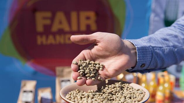 Bei einer Messe in Stuttgart: fair gehandelte grüne Kaffeebohnen. Wolfram Kastl, dpa