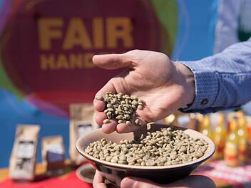 Bei einer Messe in Stuttgart: fair gehandelte grüne Kaffeebohnen. Wolfram Kastl, dpa