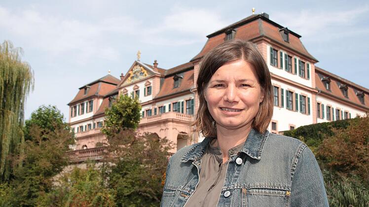 Manuela Rottmann von den Grünen vor dem Roten Schloss in Hammelburg. Foto: Ralf Ruppert