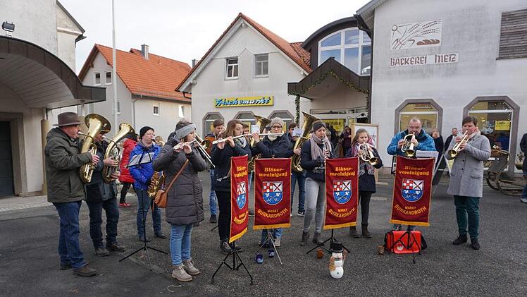 Musik das "Ensemble der Bläservereinigung Burkardroth" spielte beim Advents-  und Weihnachtsmarkt in Langenleiten weihnachtliche Stücke. Foto:  Marion Eckert