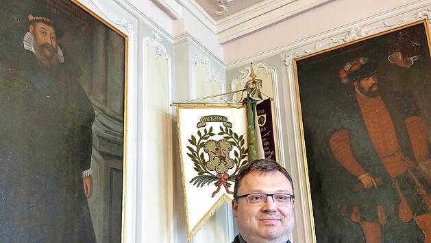 Stadtheimatpfleger Christian Boseckert in der Regimentsstube des Rathauses vor den Ganzk&ouml;rperportraits der Herz&ouml;ge Johann Friedrich der Mittlere und Johann Wilhelm von Sachsen. Johann Friedrich war der Vater des sp&auml;teren Herzogs Johann Casimir, der Coburg zur Residenz ausbaute. Johann Wilhelm von Sachsen verdanken die Coburger den Wochenmarkt am Mittwoch: Der Herzog erlaubte ihn 1567. Foto: Simone Bastian