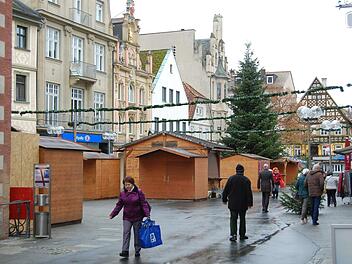 Die Buden f&uuml;r den  Lichterglanz stehen schon. Foto: Wolfgang D&uuml;nnebier