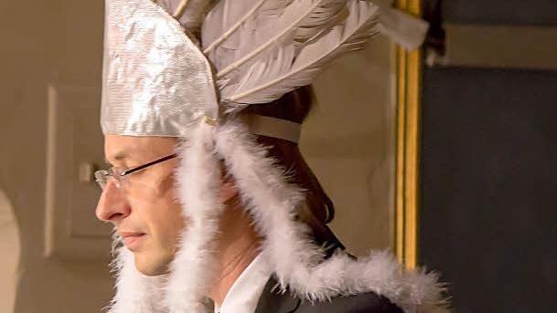 Mit Indianer-Kopfschmuck am Flügel: Kapellmeister Roland Fister ist der musikalische Leiter des Rock-Westerns "Tombstone - oder Das Duell".