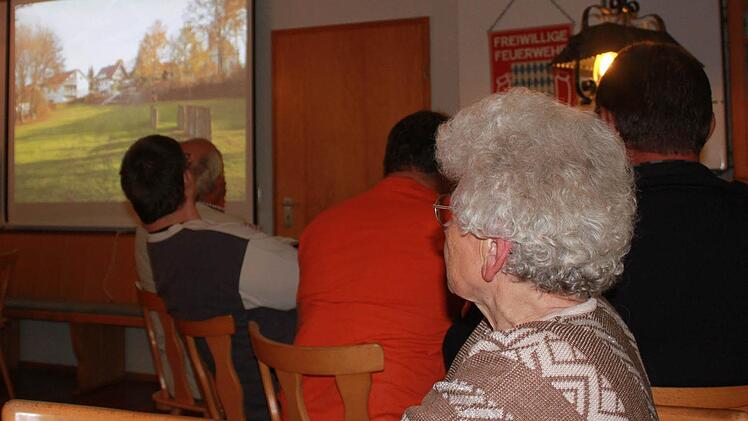 Elli Vollkommer verfolgt zusammen mit den anderen Vorbachern interessiert den mit Bildern unterlegten Vortrag ihres Ortssprechers. Foto: Katharina Becht