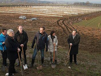 Über den ersten Spatenstich zum Bau des Solarkraftwerks Unterneuses freuen sich (von links) Siegfried Schedel, Ebensfelds Bürgermeister Bernhard Storath, Uwe Fischer, Thomas Schaller, Andrea Stadter (alle von der Genossenschaft Neue Energie Obermain) sowie stellvertretender Landrat Georg Vonbrunn. Foto: Matthias Einwag