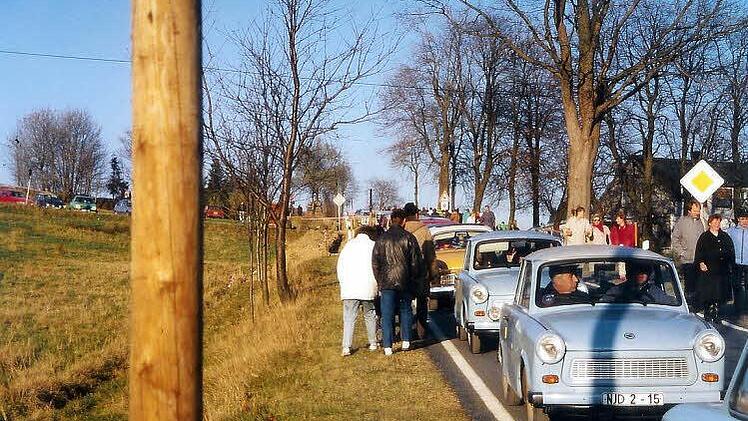 Eine Trabi-Kolonne und Fußgänger auf der Straße zwischen Nordhalben und Rodacherbrunn Foto: Eduard Daum