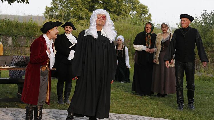 Gerichtsrat Walter (Heidemarie Wellmann) und Schreiber Licht (Julia Knauer, v.l.) kommen Richter Adam auf die Schliche. Den Krug hat nicht Ruprecht (Daniel Leistner, im Bild rechts) zerbrochen ...  Fotos: Matthias Hoch